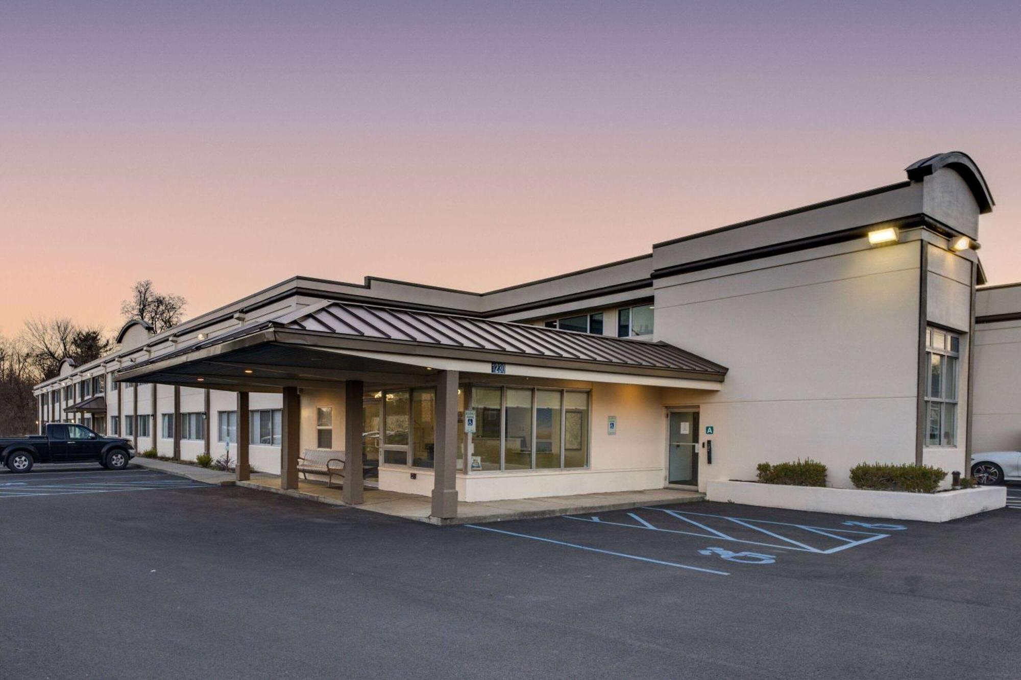 Days Inn By Wyndham Albany Suny Eksteriør billede